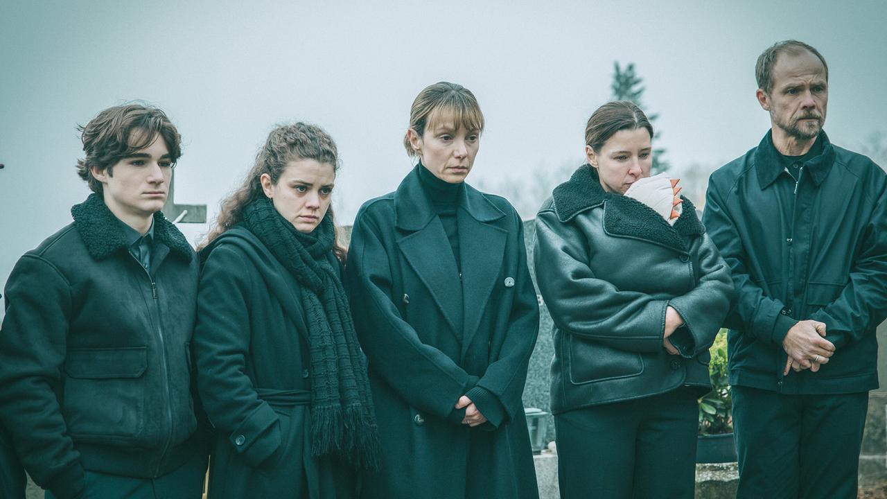 Linus, Vivian, Pia, Caro mit Baby und Jonas stehen beim Begräbnis am Grab der ermordeten Amelie.