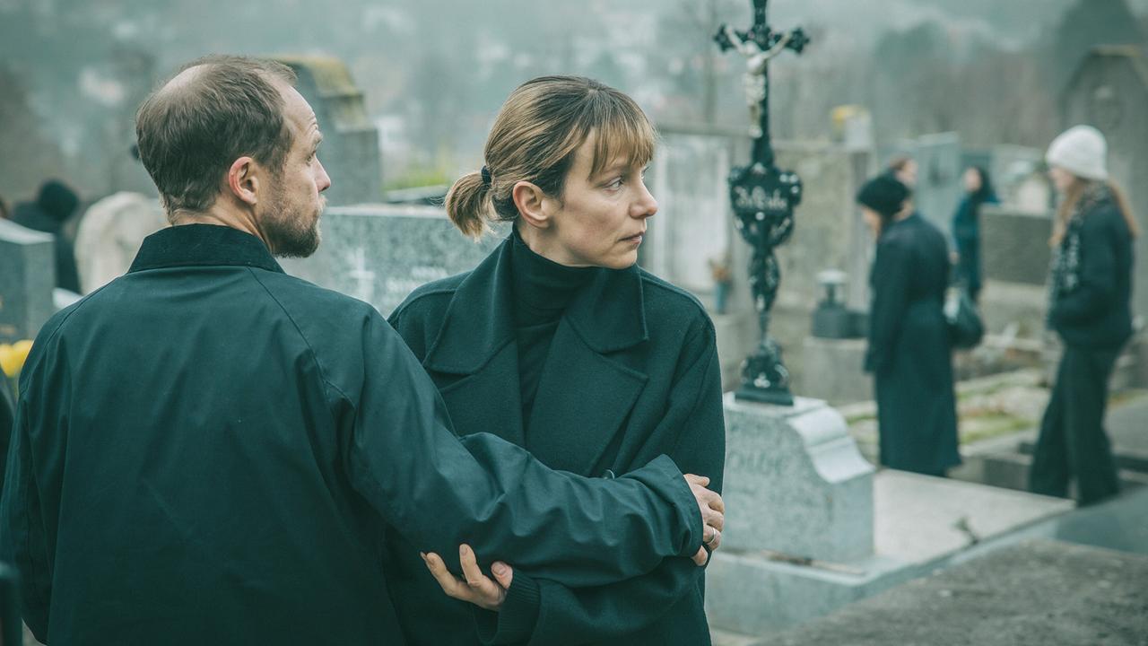 Jonas und Pia stehen am Friedhof nach Amelies Beerdigung.