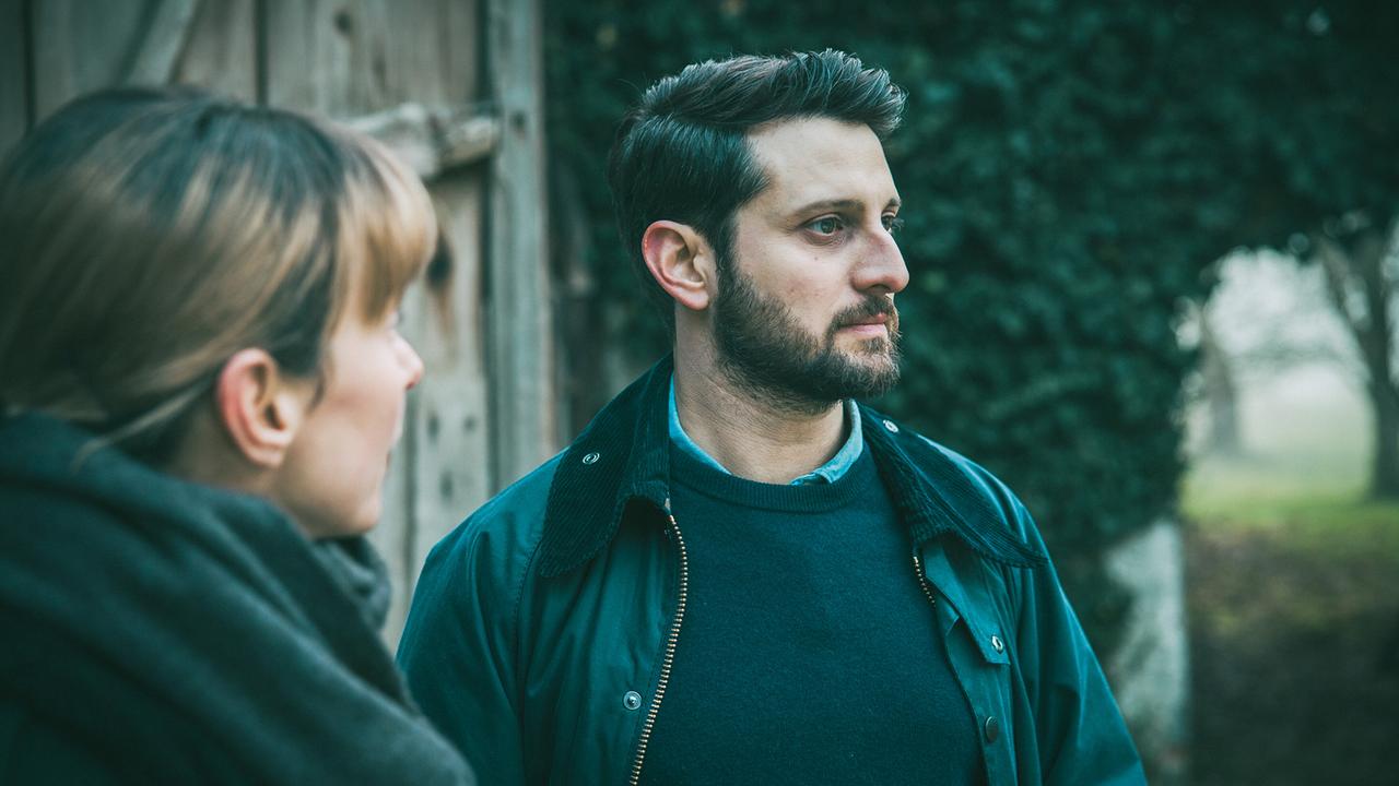 Geburtstagsfeier bei der Familie Kraus: Pia und ihr ehemaliger Kollege Tarek unterhalten sich vor der Scheune über den Tod von Anni Rath.