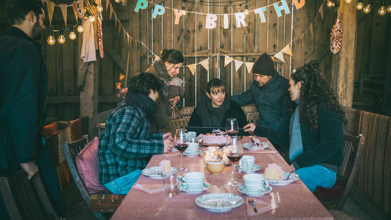 In der Scheune der Familie Kraus: Tarek, Linus, Caro mit Baby Milo, Jonas und Vivian feiern Pias Geburtstag.