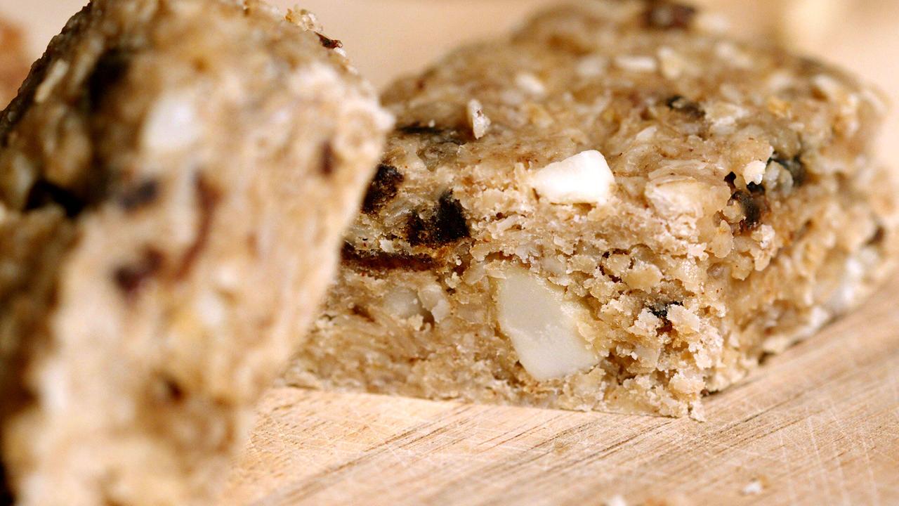 In die Hälfte geschnittener Müsliriegel mit Haferkörnern