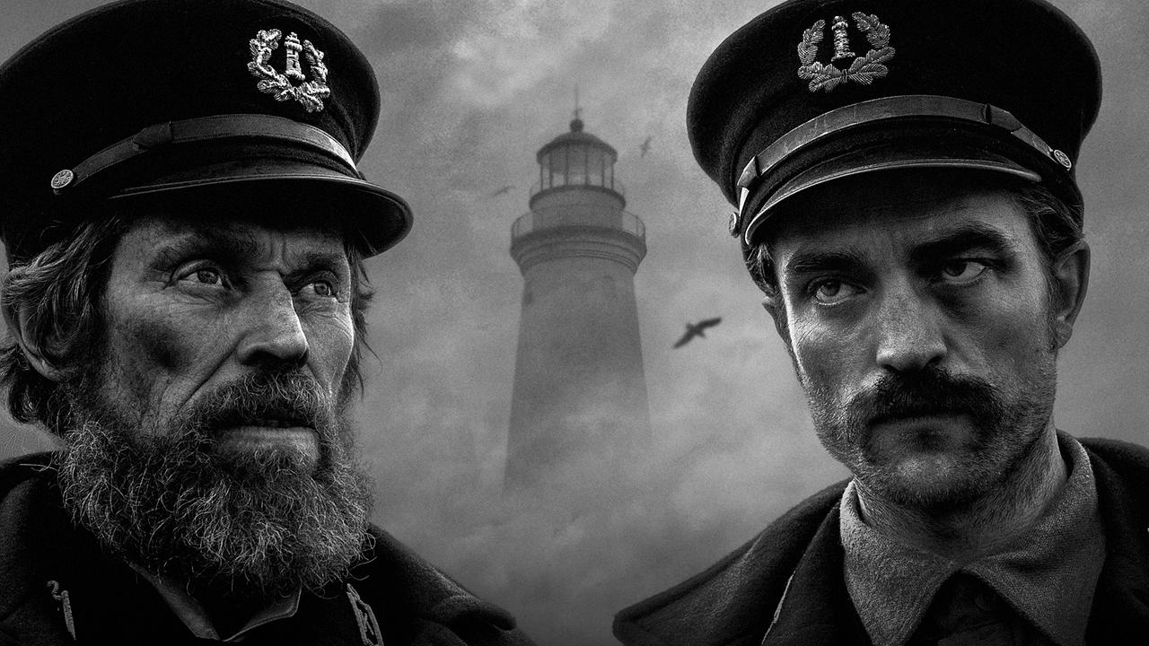 © ORF/Universal Schwarz-weiß-Bild: Zwei bärtige Männer mit Kappen, hinter ihnen ein Leuchtturm