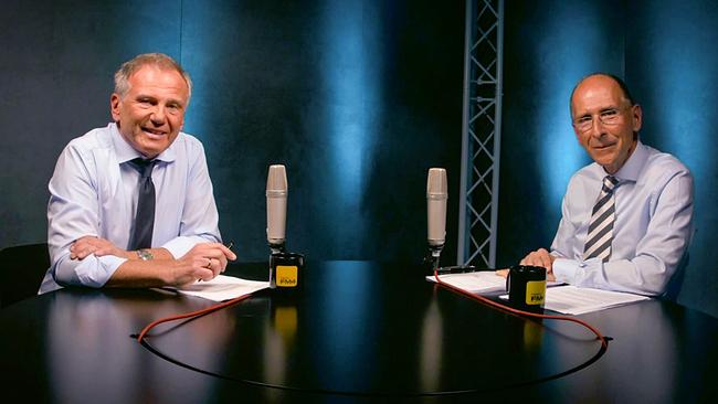 © ORF Armin Wolf und Peter Filzmaier an einem Tisch mit Mikros im FM4-Studio