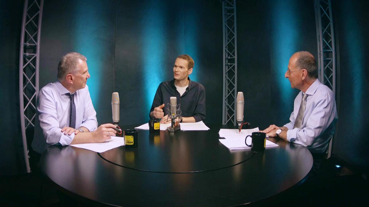 © ORF Armin Wolf, Paul Krisai und Peter Filzmaier sitzen an einem dunklen runden Tisch in einem Studio, vor ihnen jeweils ein Mikro und ein FM4-Häferl.