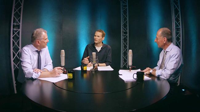© ORF Armin Wolf, Paul Krisai und Peter Filzmaier sitzen an einem dunklen runden Tisch in einem Studio, vor ihnen jeweils ein Mikro und ein FM4-Häferl.