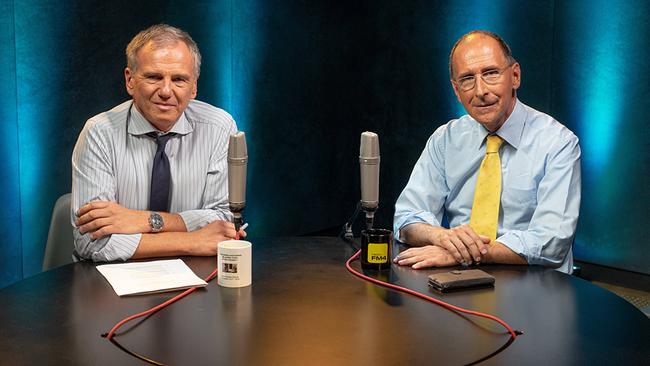 Armin Wolf und Peter Filzmaier, beide in Hemd und Krawatte, sitzen mit Mikros an einem Tisch im Studio zu "Der Professor und der Wolf"