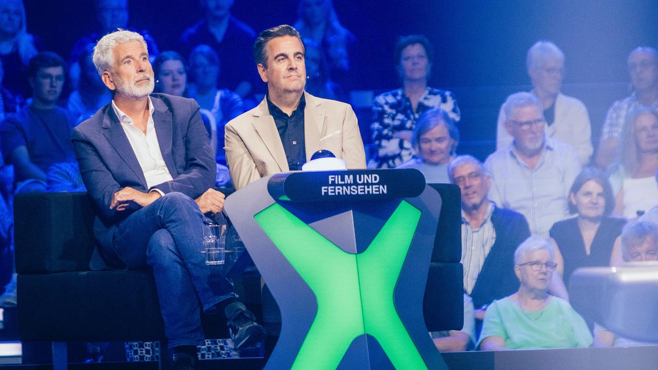 © ORF/ZDF/Thomas Kierok Dirk Stermann und Bastian Pastewka warten am Pult der Kategorie „Film und Fernsehen“ auf die nächste Frage bei "Der Quiz Champion".