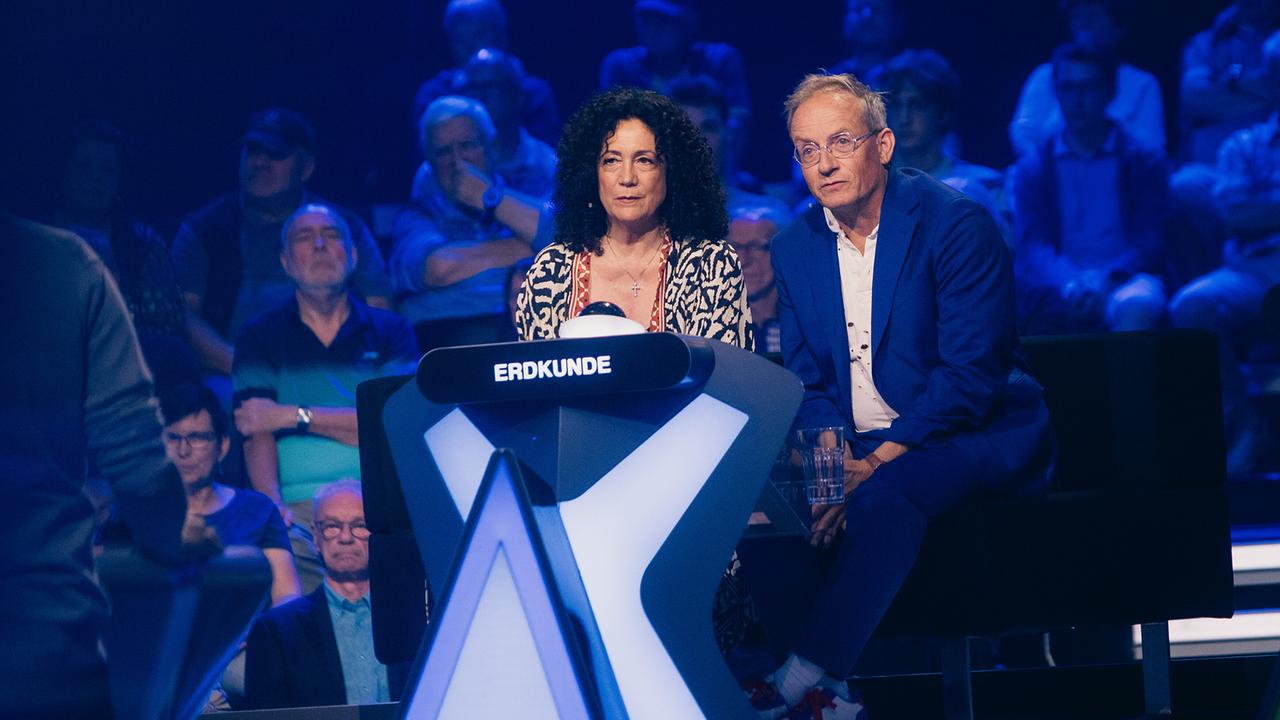 © ORF/ZDF/Thomas Kierok Barbara Wussow und Wigald Boning sitzen am Pult der Kategorie „Erdkunde“ bei "Der Quiz Champion".