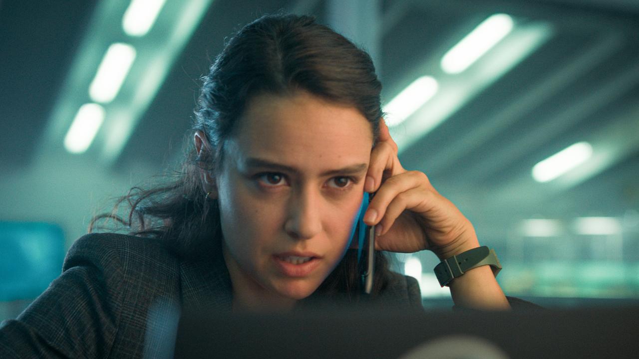 Der Datenanalystin Alicia Delaware (Rosabell Laurenti Sellers) kommt während eines Telefonats mit Leon eine Idee: was wenn das Geräusch auch an anderen Stellen aufgetaucht ist?