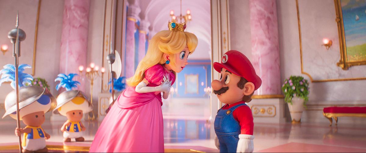 Im prunkvollen Raum eines pinkfarbenen Märchenschloss unterhalten sich Prinzessin Peach und Super Mario miteinander, hinter sind Wächter mit unterschiedlich gepunkteten Pilzköpfen