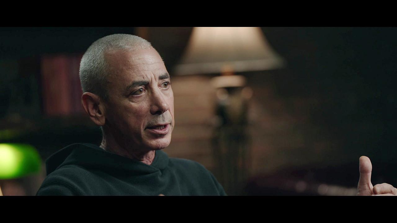 Steven Kotler, Autor und Flow-Forscher beim Interview in einem abgedunkelten Raum