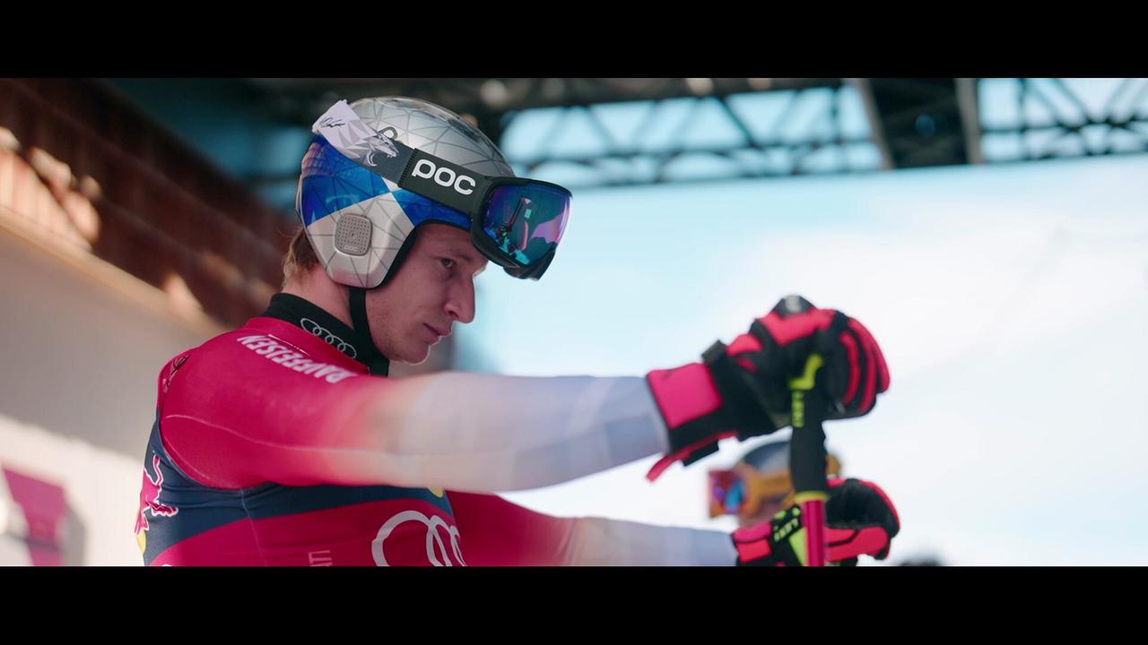 Skirennfahrer Marco Odermatt bereitet sich konzentriert am Startbereich auf seinen Lauf vor.