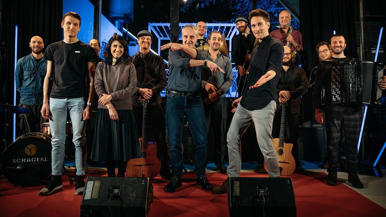 © ORF/Gebhardt Productions/Jan Frankl "DIE.NACHT": Die Pratersterne funkeln wieder! In der ersten Ausgabe der brandneuen Staffel begrüßt Hosea Ratschiller wieder humorige Kolleginnen und Kollegen. Den Anfang macht Thomas Maurer, der in gewohnt pointierter Art auf Weihnachts- und Neujahrswünsche prominenter österreichischer Zeitgenossen zurückschaut. Nach ihm präsentiert die spannende, junge Autorin Puneh Ansari unter anderem die Geschichte einer außergewöhnlichen Krähe auf dem Wiener Zentralfriedhof.