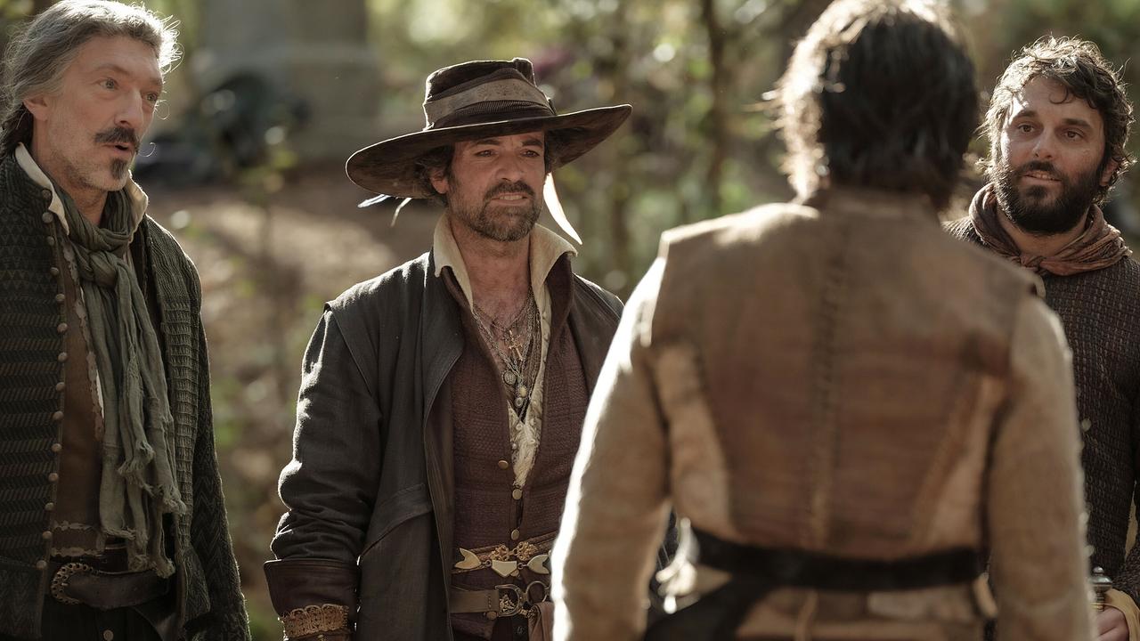 © ORF/Constantin Film/Julien Panie Drei Männer in historischer Kleidung stehen im Freien, einer von ihnen trägt einen breitkrempeligen Hut - stehen im Freien nebeneinander - sie begrüßen einen vierten Mann, ihnen gegenüber steht