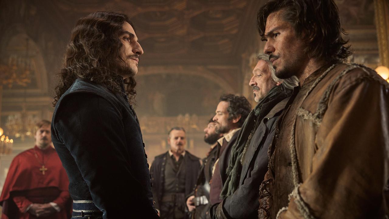 © ORF/Constantin Film/Ben King Mehrere Personen in historischer Kleidung stehen sich in einem prunkvollen, goldverzierten Saal gegenüber - die vier Musketiere sind bei König Ludwig XIII