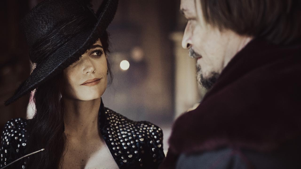 © ORF/Constantin Film/Ben King Eine Frau mit schwarzem breitkrempigem Hut und gepunktetem Gewand steht einem Mann mit Bart gegenüber