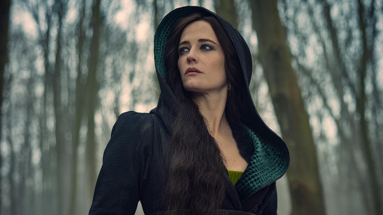 © ORF/Constantin Film/Ben King Eine Frau mit dunklem, kapuzenartigem Mantel und langem Haar steht im nebligen Wald, der Blick leicht nach oben gerichtet