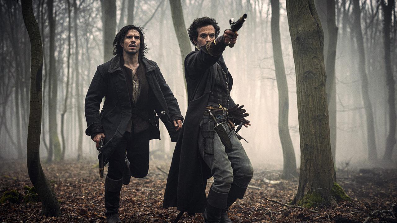 © ORF/Constantin Film/Ben King Zwei Männer in dunkler, historischer Kleidung in einem nebligen Wald, einer zielt mit einer Pistole, der andere hält ebenfalls eine Waffe