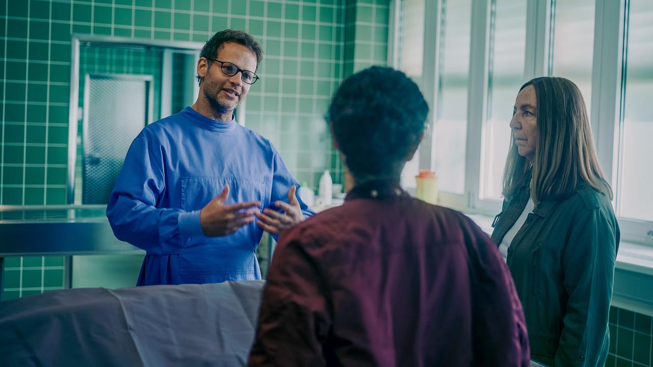 "Die Fälle der Gerti B. – Die mit dem Brief": David Miesmer (Dr. Wurlitzer), Mariam Hage (Heidi Mai), Susi Stach (Gerti Bruckner)