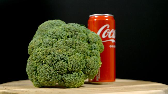 Brokkoli und eine Cola-Dose