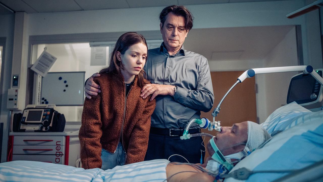 © ORF/Graf Film/Manuel Riesterer Luna Oberländer und Thomas Komlatschek stehen besorgt am Krankenbett des schwer verletzten, beatmeten Micha Oberländer.