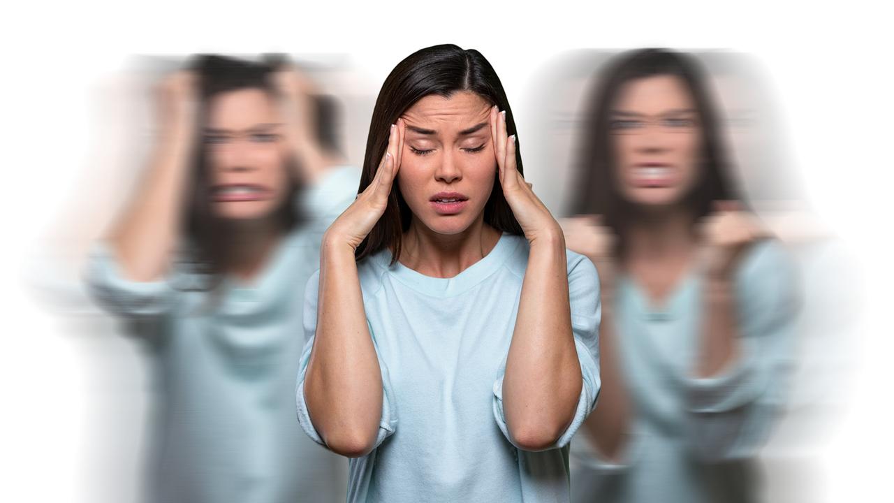 © ORF/RTL/WildBear Entertainment/PBS International/Shutterstock/El Nariz Foto-Montage - Eine junge Frau mit langen schwarzen Haaren hält die Hände an ihre Schläfen und schließt angestrengt ihre Augen, links und rechts von ihr unscharfe Kopien, eine Haare raufend, die andere wütend gestikulierend