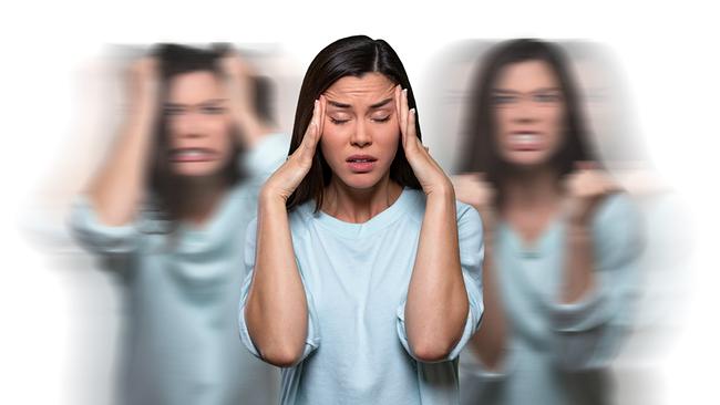© ORF/RTL/WildBear Entertainment/PBS International/Shutterstock/El Nariz Foto-Montage - Eine junge Frau mit langen schwarzen Haaren hält die Hände an ihre Schläfen und schließt angestrengt ihre Augen, links und rechts von ihr unscharfe Kopien, eine Haare raufend, die andere wütend gestikulierend