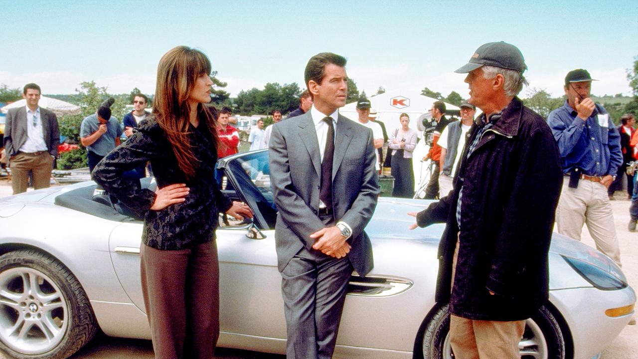 Im Bild: Pierce Brosnan (James Bond, mi.), Sophie Marceau (Elektra), Regisseur Michael Apted