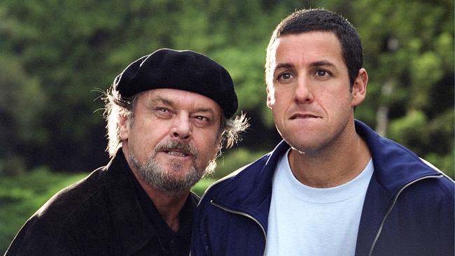 Jack Nicholson  als Dr. Buddy Rydell mit brauner Jacke und schwarzer Baskenmütze steht neen Adam Sandler als Dave Buznik in weißem T-Shirt und blauer Jacke, im Hintergrund Bäume