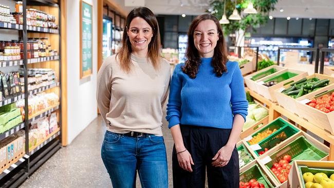 Dok 1: Lisa Gadenstätter mit der Besitzerin des Lebensmittelgeschäfts, Theresa Imre. In ihrem Supermarkt fand das Experiment zu den Marketingstrategien mit der Eye Tracking Brille statt.