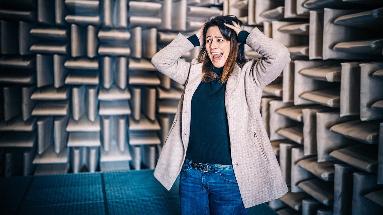 © ORF/V-set/Benny Paya Dok 1: Lisa Gadenstätter in einem Reflexionsarmen Raum