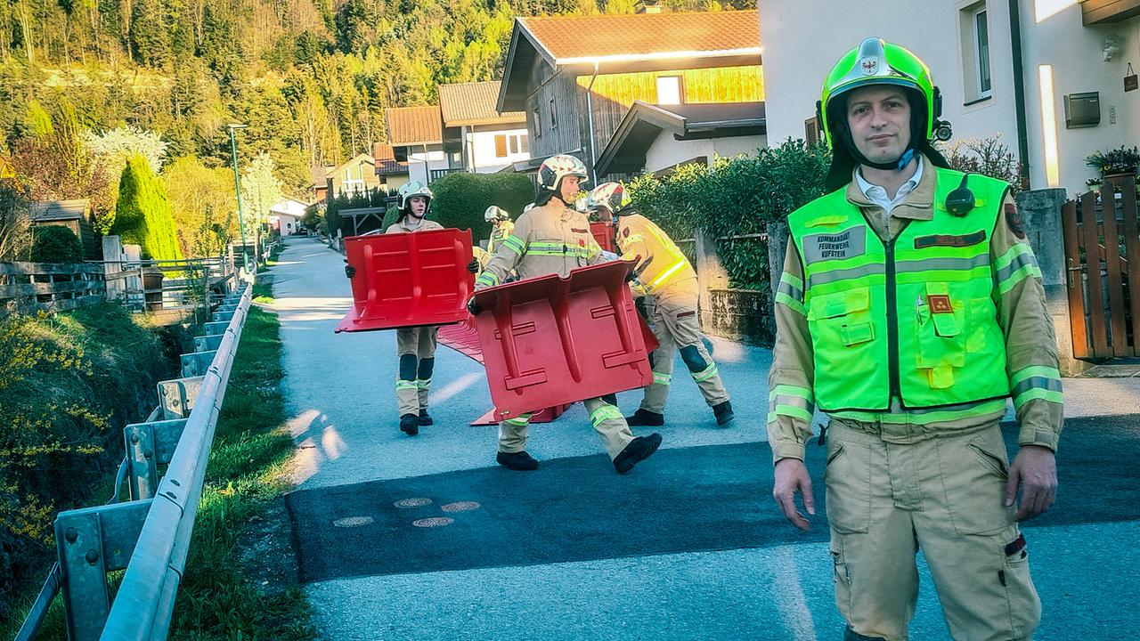 © ORF/BFILM Dok 1: Gregor Held ist Feuerwehrkommandant in Kufstein. Bei Hochwasser-Übungen werden regelmässig Massnahmen zum Schutz der Menschen gegen Naturgefahren geübt.