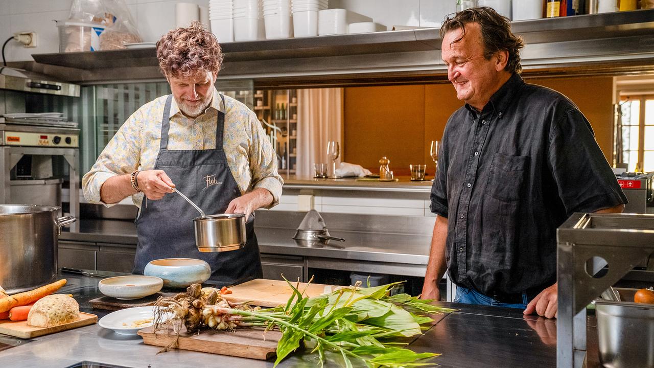 Dok 1: Hanno Settele mit Josef Floh, Gastwirt und Koch. Gemeinsam gehen sie den Heilkräften der Hühnersuppe nach. Oder ist das doch nur ein Mythos?