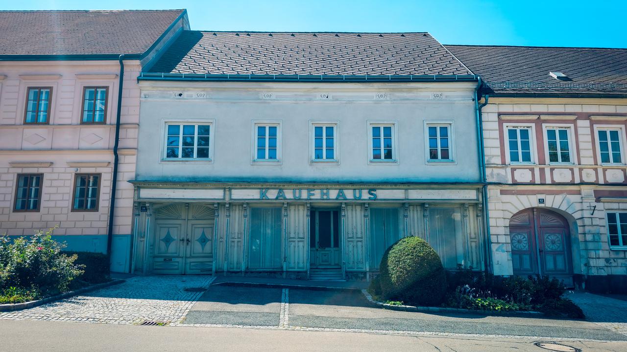 Dok 1: Viele Geschäfte können in den Dörfern nicht mehr überleben. Der Leerstand prägt das Ortsbild vieler Gemeinden.
