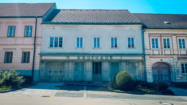 Dok 1: Viele Geschäfte können in den Dörfern nicht mehr überleben. Der Leerstand prägt das Ortsbild vieler Gemeinden.