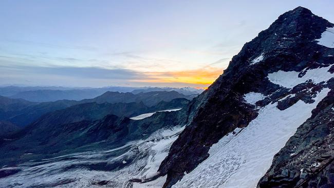 Dok 1: Abendstimmung: Blick von der Erzherzog Johann Hütte auf den Großglockner Richtung Westen.