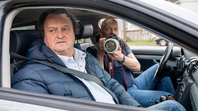 Hanno Settele sitzt mit Berufsdetektiv Markus Schwaiger, der eine Kamera mit Teleobjektiv in den Händen hält, in einem Auto.