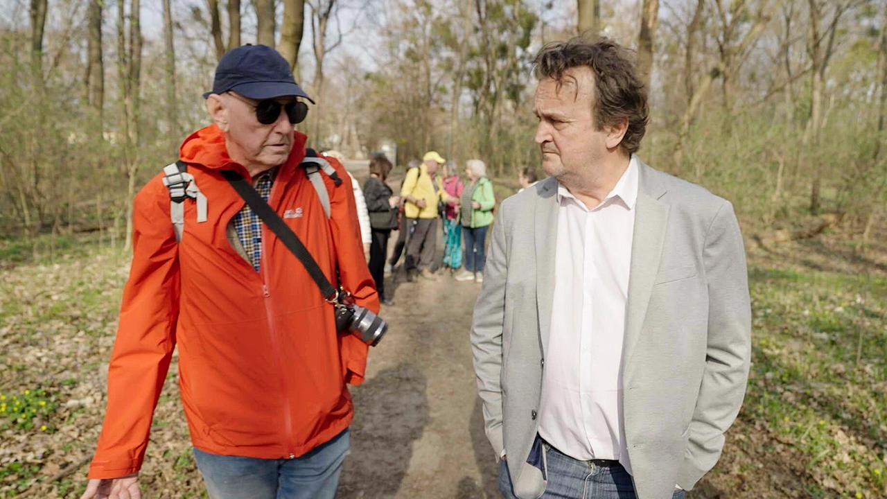 Hanno Settele im Gespräch mit Pensionist Erich Kdolsky im Grünen beim Seniorenwandertag