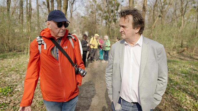 © ORF/Good Media Solutions/Christoph Wallner Hanno Settele im Gespräch mit Pensionist Erich Kdolsky im Grünen beim Seniorenwandertag