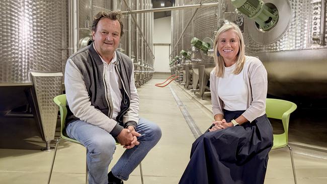 © ORF/BFILM Hanno Settele sitzt mit Barbara Toifl beim Gespräch in der Weinkellerei der Familie Toifl in Hadersdorf am Kamp.