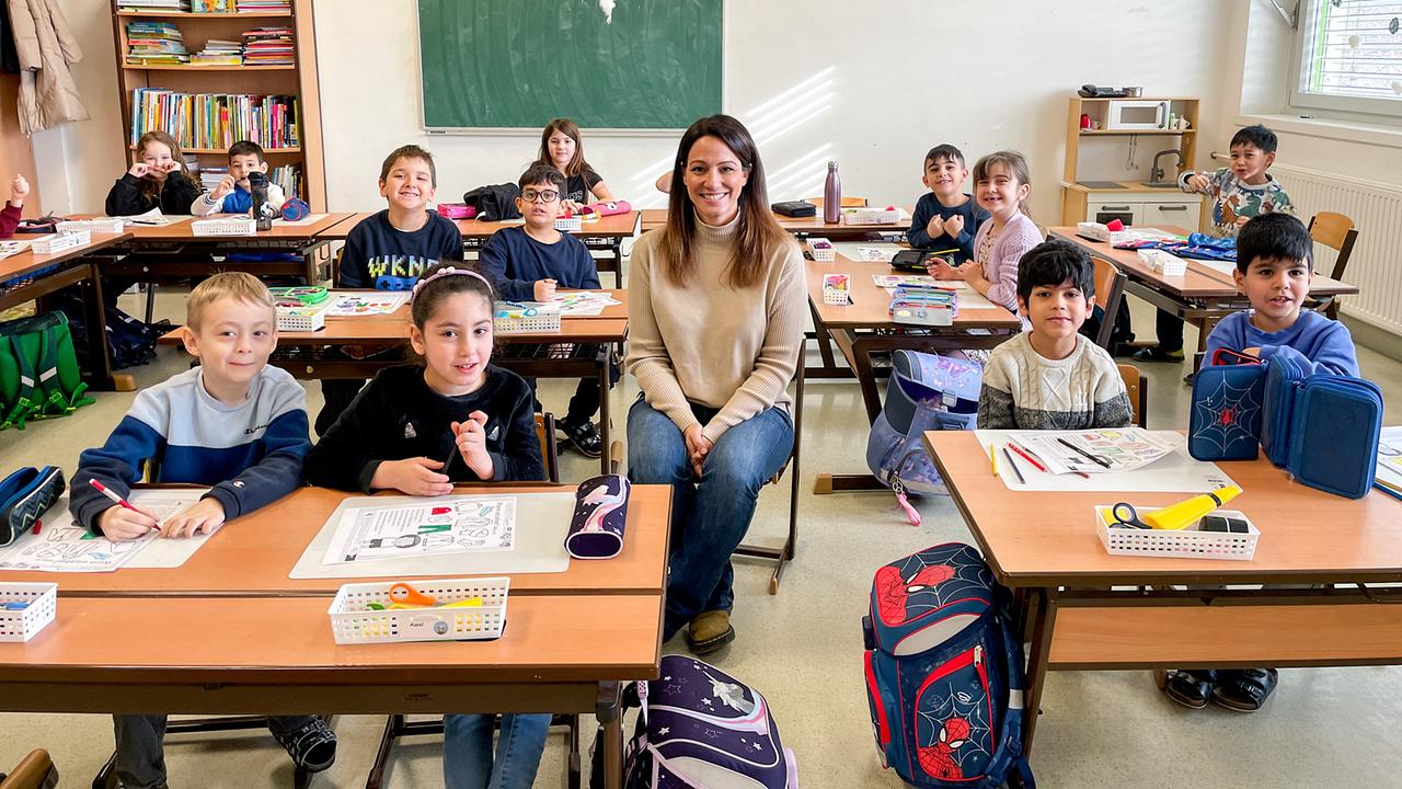 Dok 1: Lisa Gadenstätter mit den Schüler*innen der Vorschulklasse der GTVS Rzehakgasse