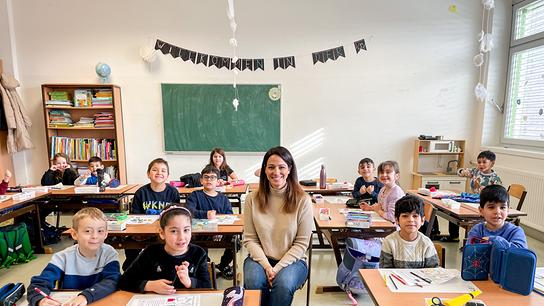 Dok 1: Lisa Gadenstätter mit den Schüler*innen der Vorschulklasse der GTVS Rzehakgasse