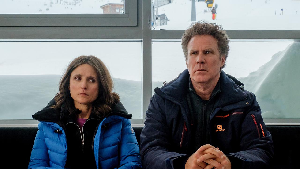 © ORF/Disney/20th Century Studios Eine Frau und ein Mann sitzen in Skiausrüstung vor den Fenstern einer Liftstation, hinter ihnen sind sonnendurchflutete Skipisten und Sessellifte zu sehen