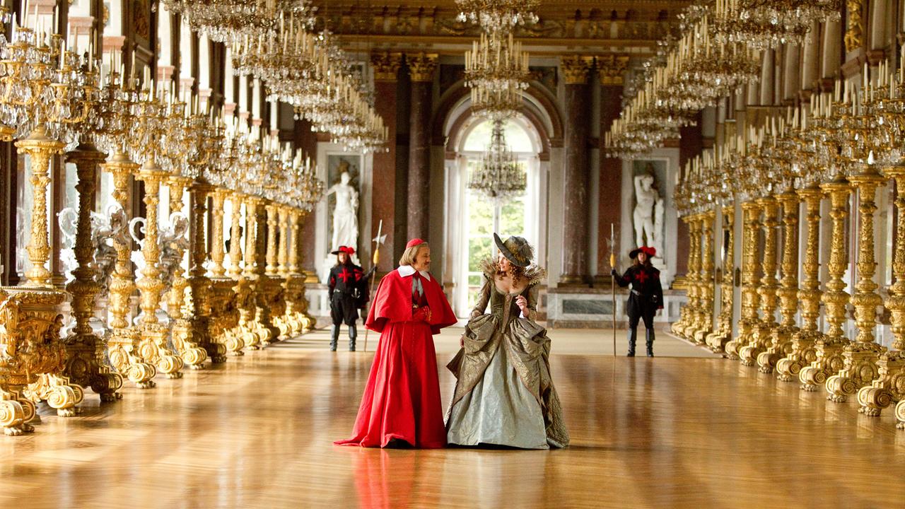 Im Bild: Christoph Waltz (Kardinal Richelieu), Milla Jovovich (Milady de Winter)