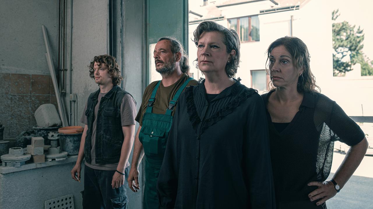 © ORF/Amazon/MGM Zwei Männer und zwei Frauen stehen in einem Lagerraum nebeneinander, alle blicken sie kritisch in dieselbe Richtung