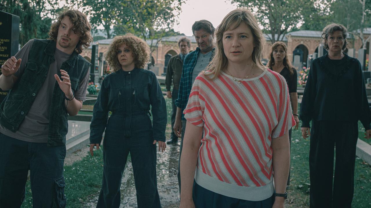 © ORF/Amazon/MGM Vier Frauen und drei Männer stehen auf einem Friedhof und blicken in dieselbe Richtung
