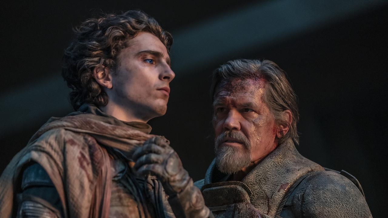 Timothée Chalamet als Paul Atreides und Josh Brolin als Gurney Halleck in einem ernsten Gespräch, Paul Atreides blickt ernst vor sich hin, während Gruney Halleck auf ihn einredet