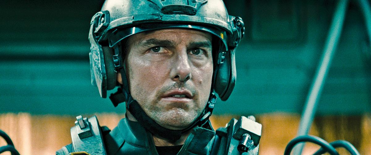 © ORF/Warner Bros. Pictures Tom Cruise als Major Bill Cage im Roboteranzug mit Helm, ernst und fokussiert schaut er vor sich hin