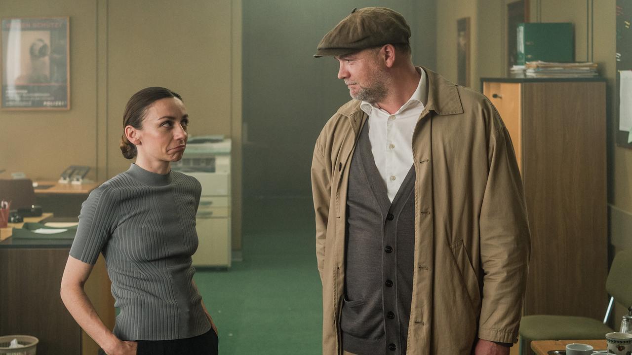 In einem älteren  Büro stehen sich Christina Berner und Sifkovits gegenüber und schauen sich fragend an.