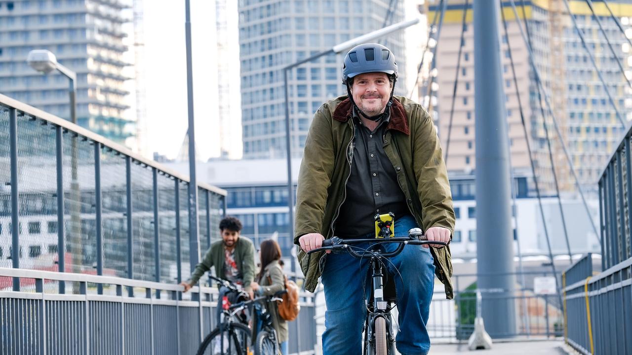 "Eigentlich sollten wir": Stefan (Thomas Mraz) fährt auf seinem Fahrrad in Ferry’s Laden.